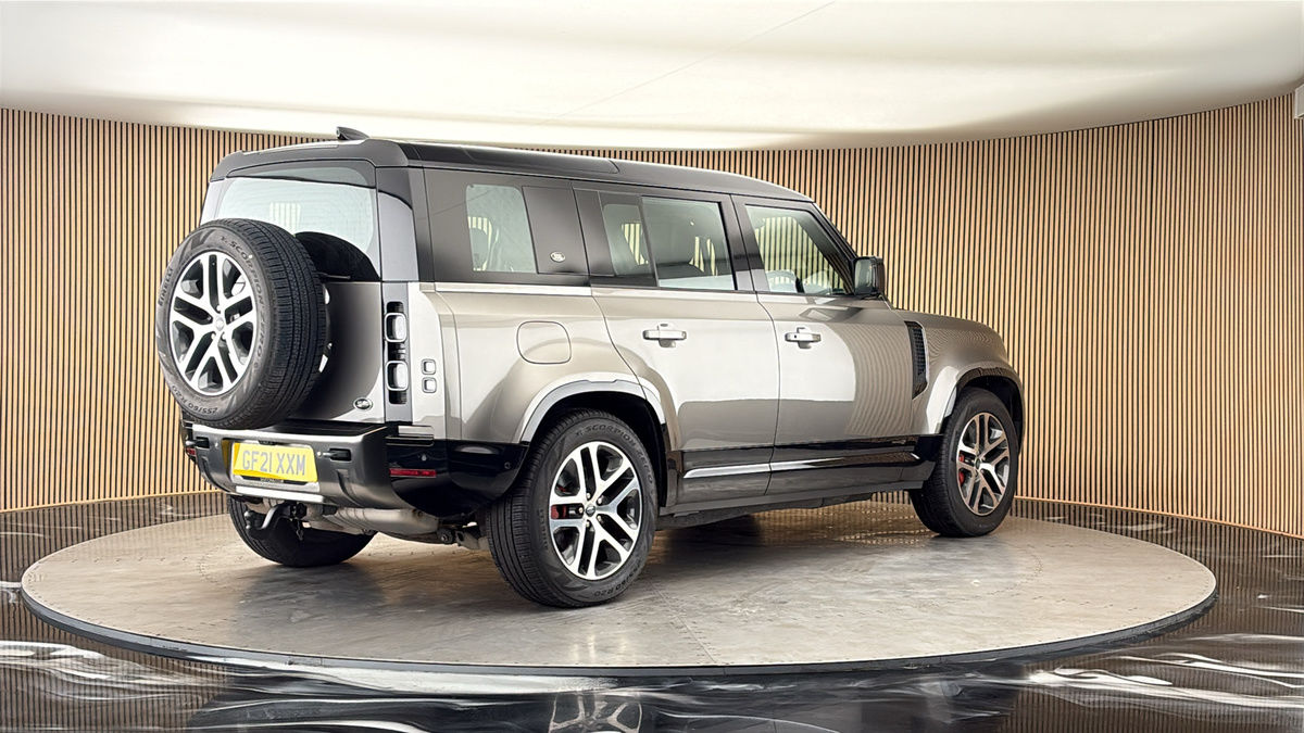 Land Rover Defender 110 Image 21