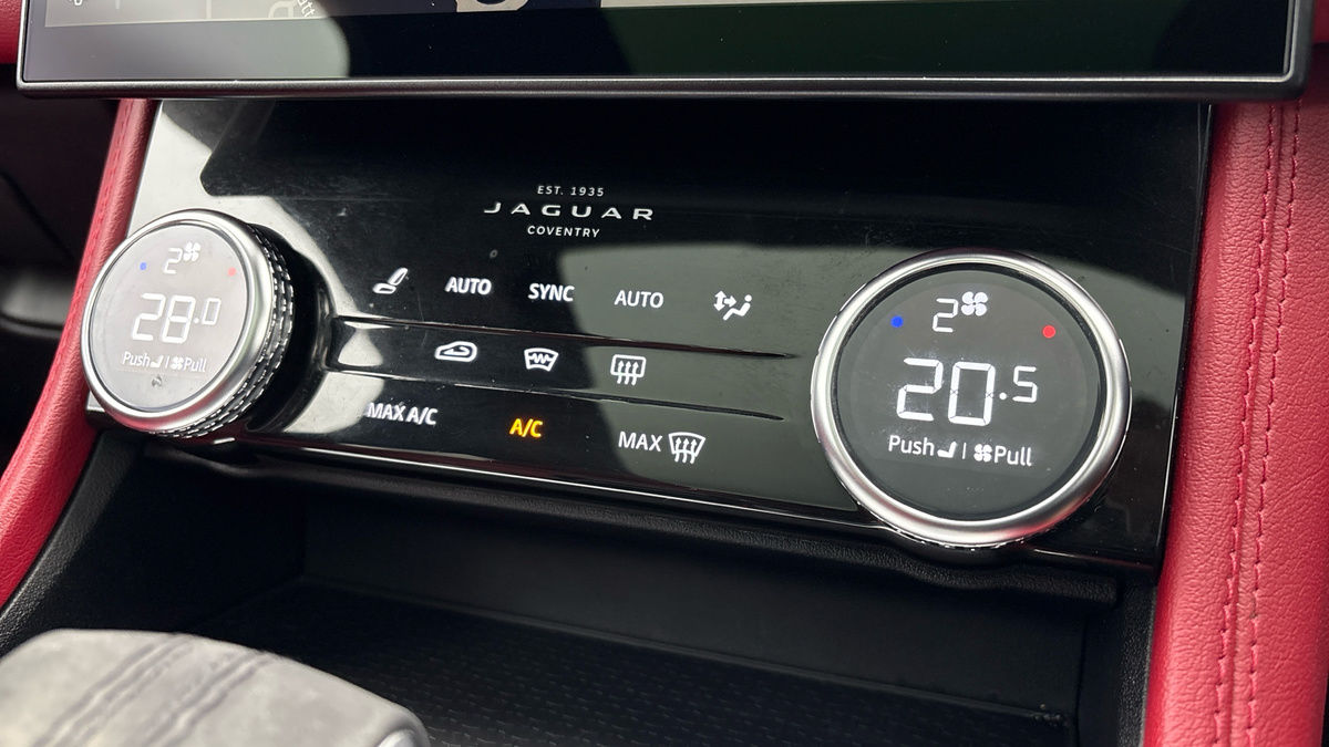 Jaguar F-PACE Image 26