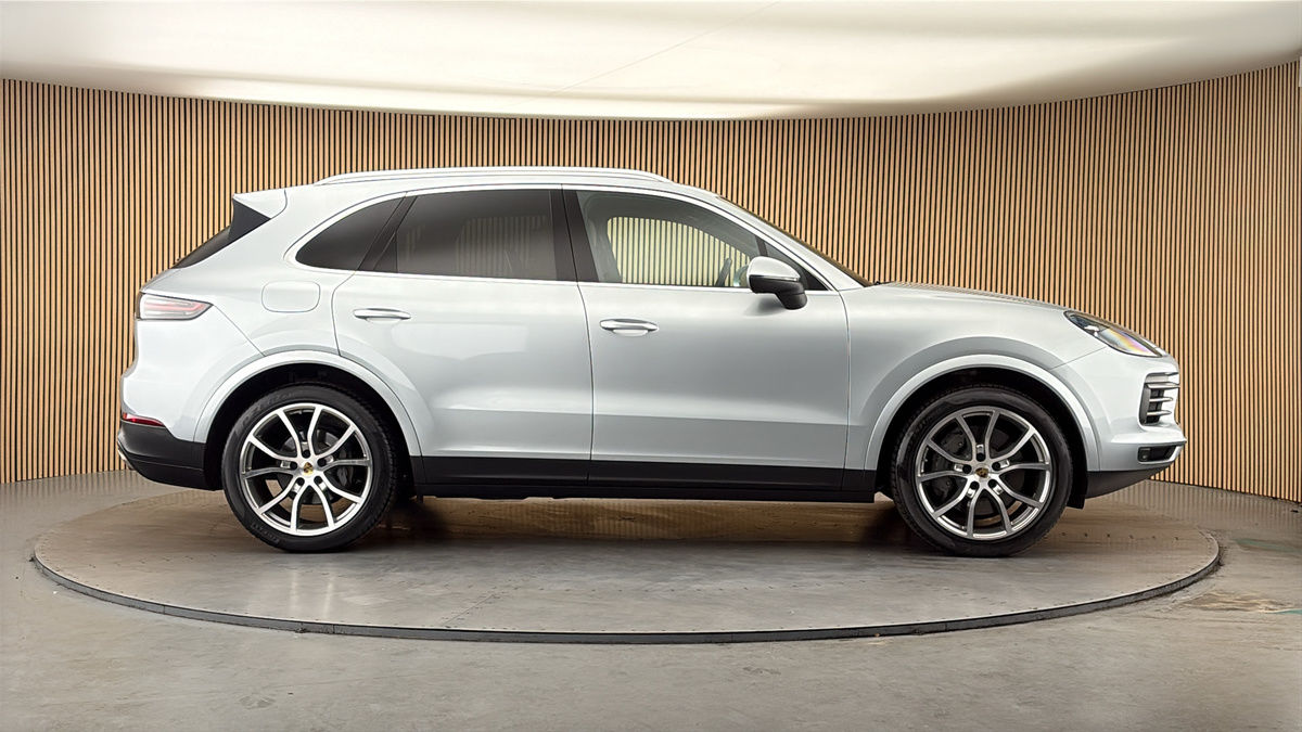 Porsche Cayenne Image 16