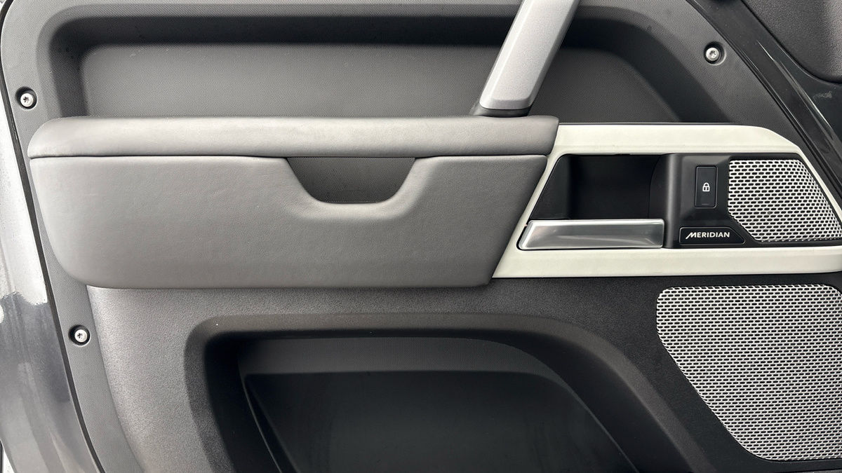 Land Rover Defender 130 Image 19