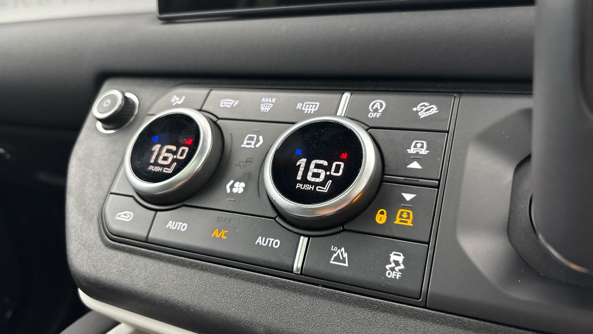 Land Rover Defender 110 Image 27