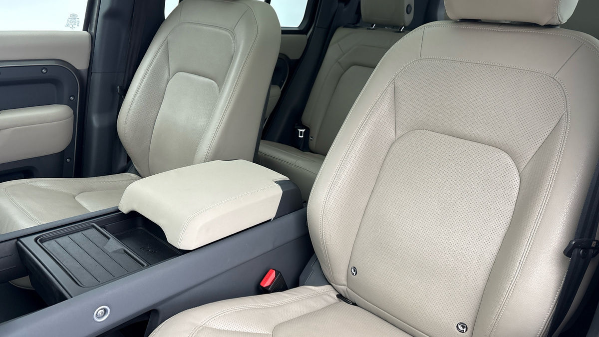 Land Rover Defender 110 Image 7