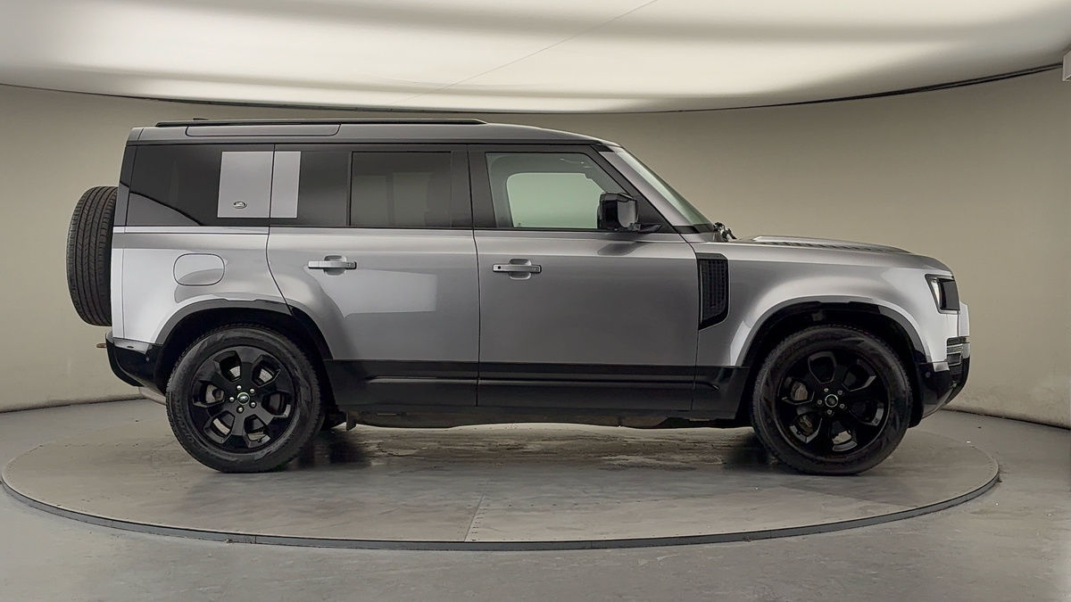 Land Rover Defender 110 Image 16