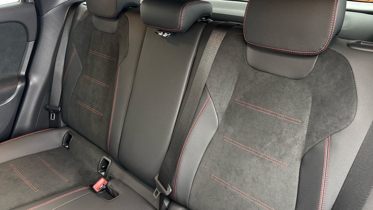 Mercedes-Benz GLA Image 8