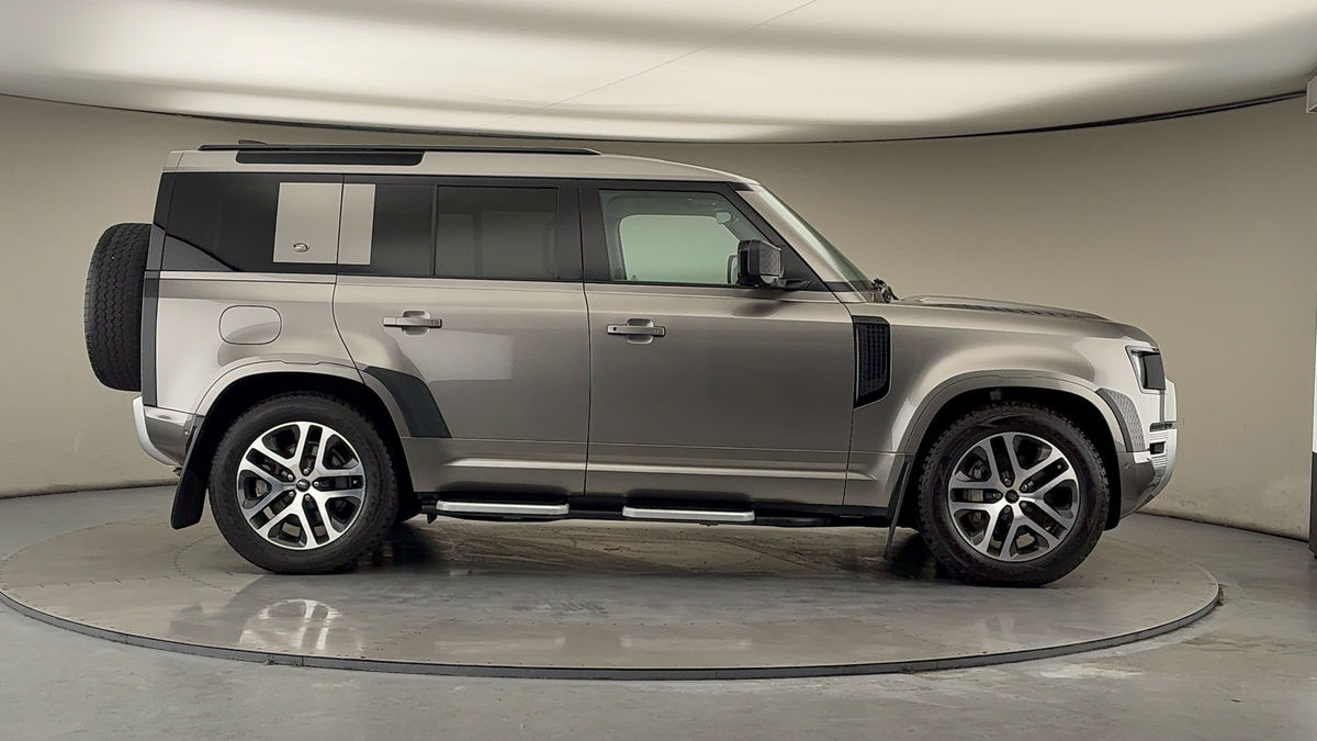 Land Rover Defender 110 Image 16