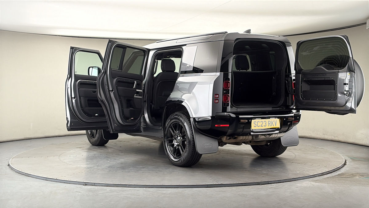 Land Rover Defender 110 Image 23