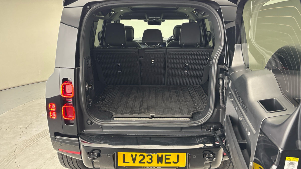 Land Rover Defender 110 Image 11