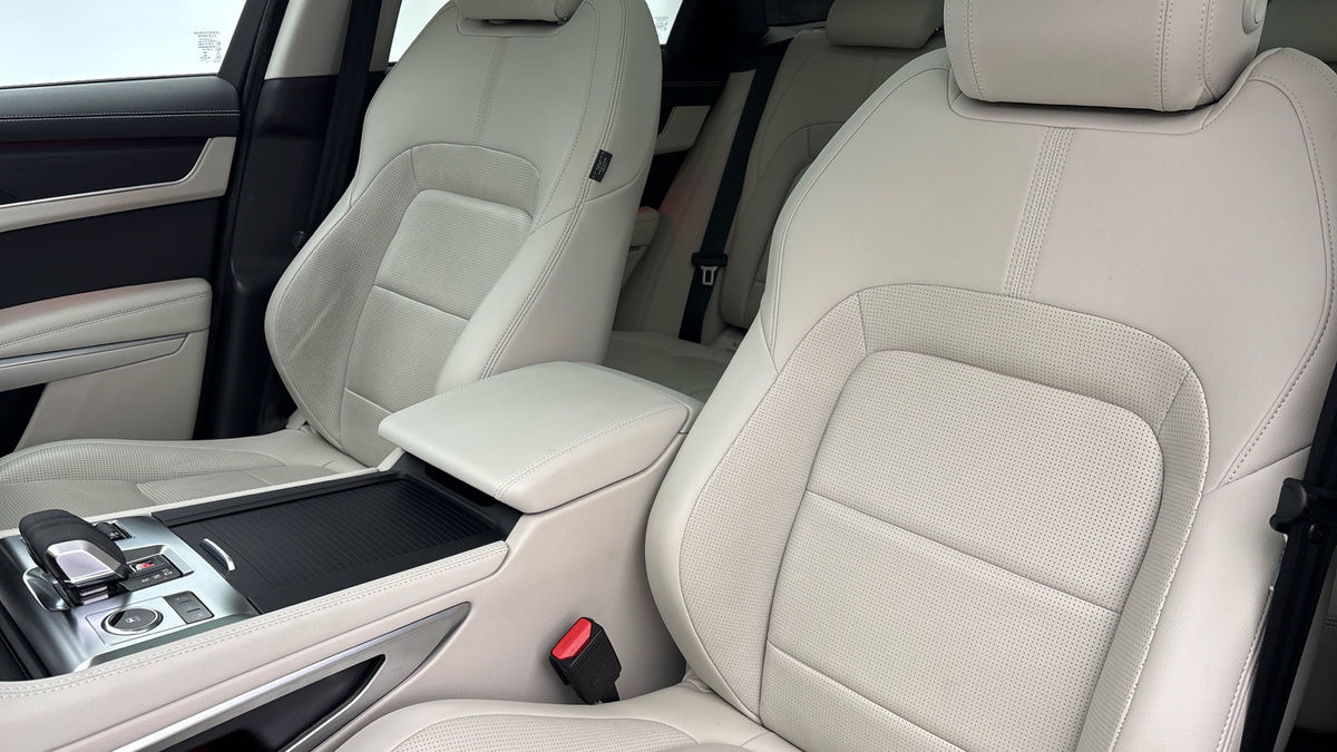 Jaguar F-PACE Image 7