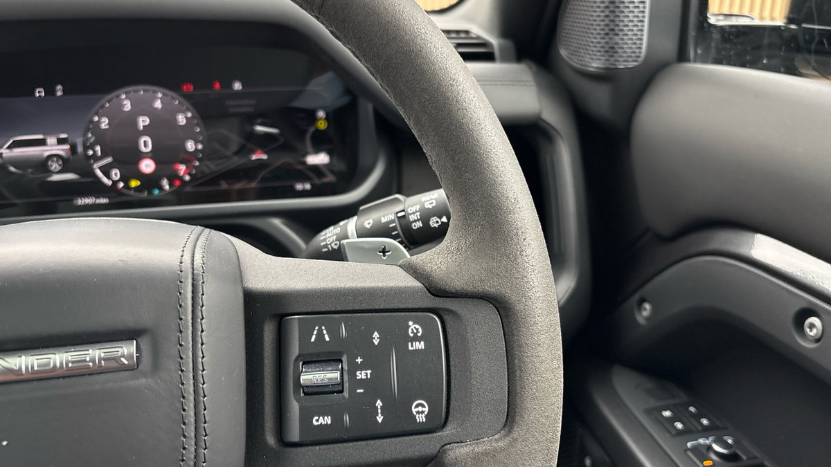 Land Rover Defender 110 Image 14