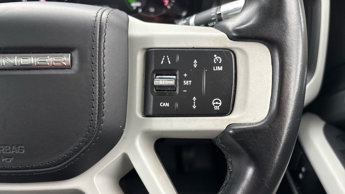 Land Rover Defender 110 Image 14