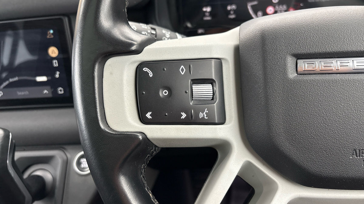 Land Rover Defender 110 Image 13