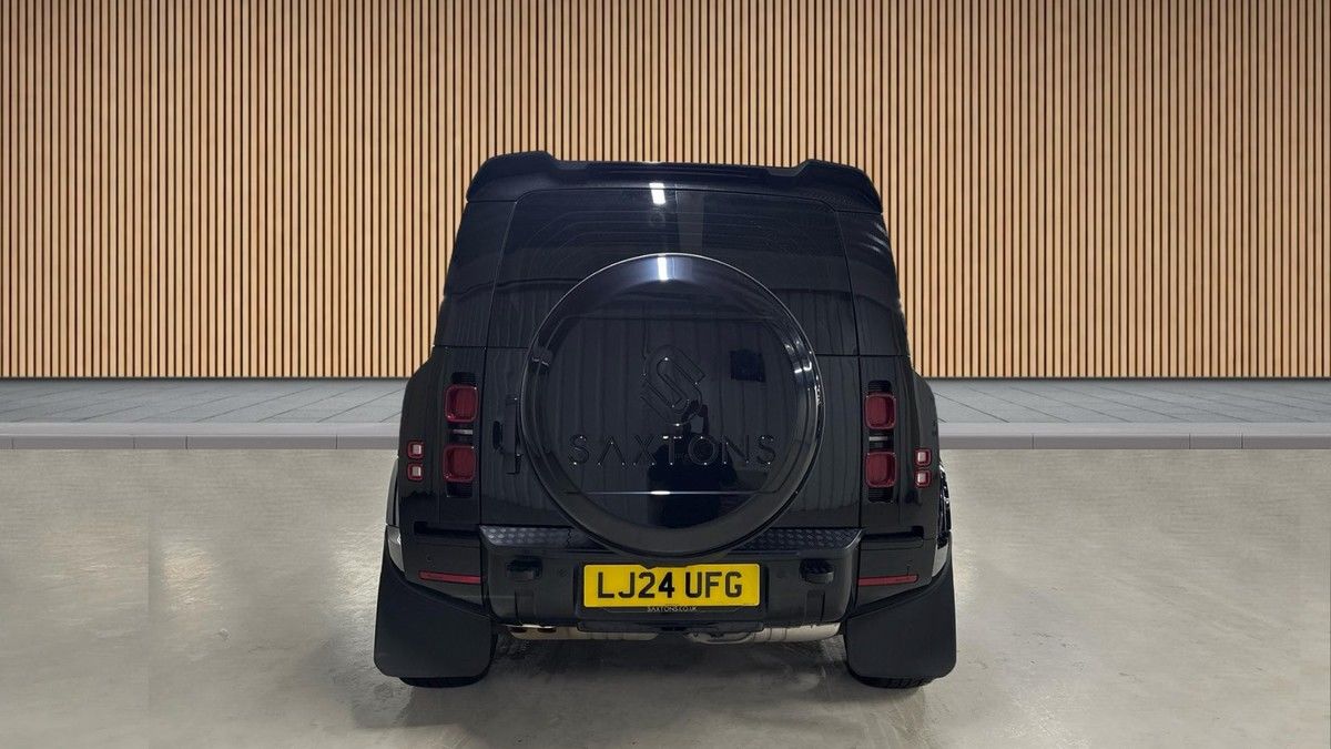 Land Rover Defender 110 Image 4