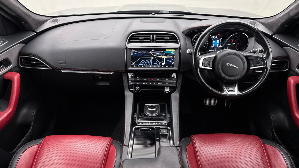 Jaguar F-PACE Image 12