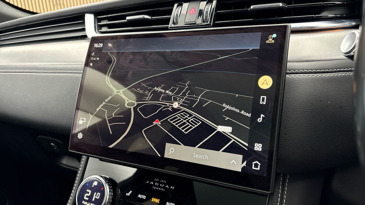 Jaguar F-PACE Image 17