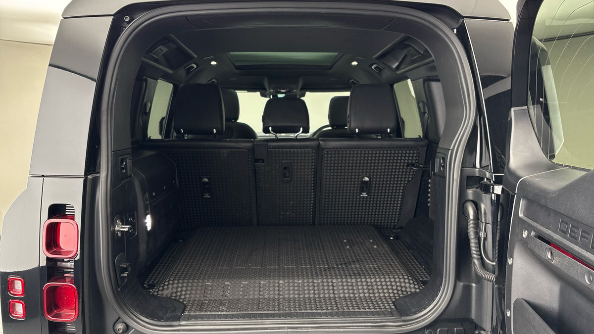 Land Rover Defender 110 Image 11