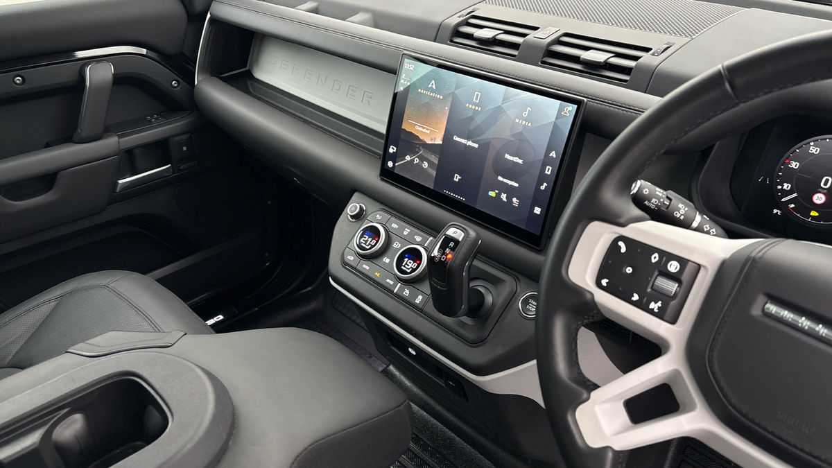 Land Rover Defender 110 Image 18