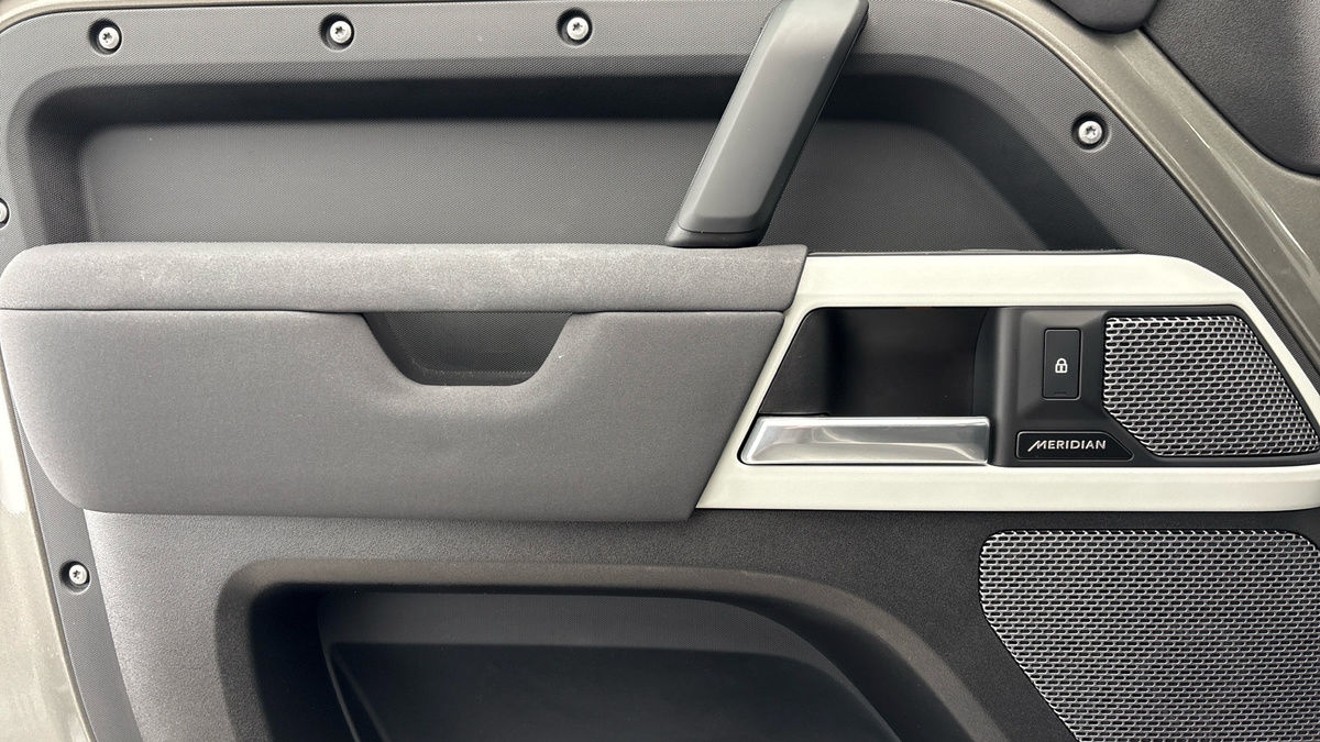 Land Rover Defender 110 Image 19