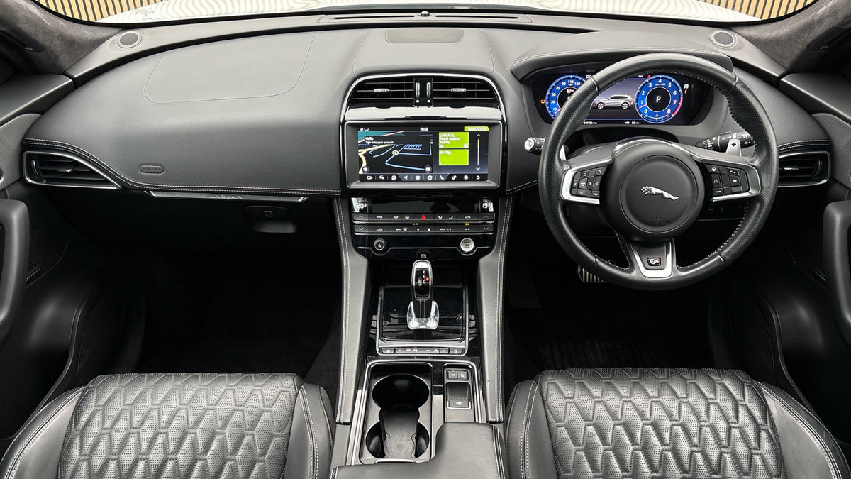 Jaguar F-PACE Image 24