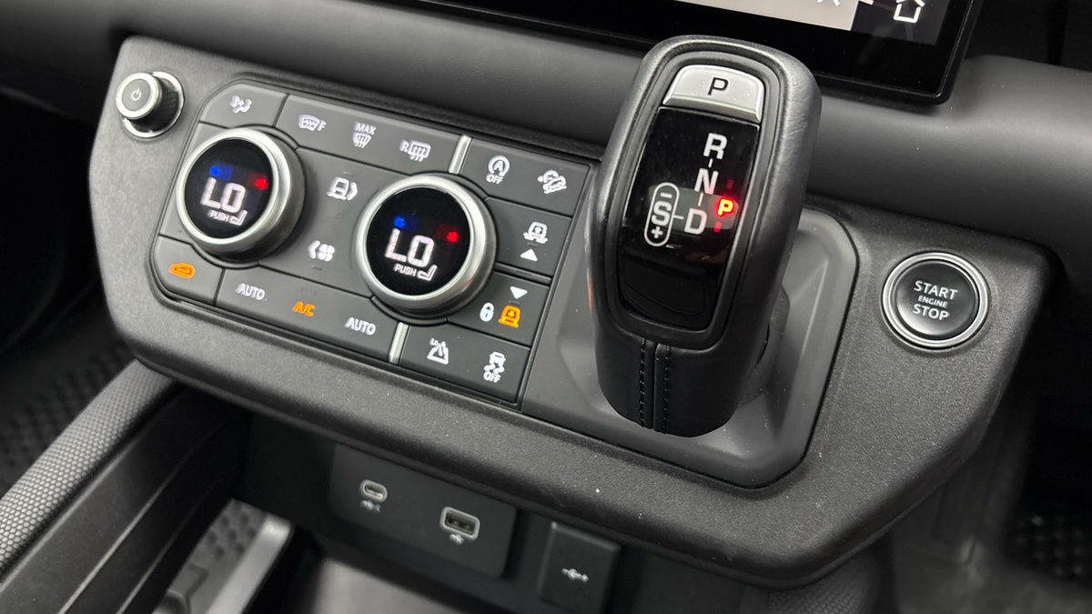 Land Rover Defender 110 Image 25