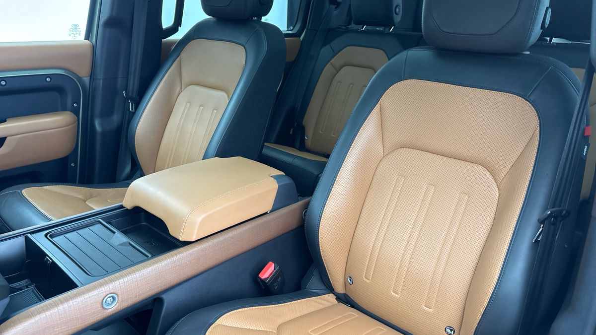 Land Rover Defender 110 Image 7