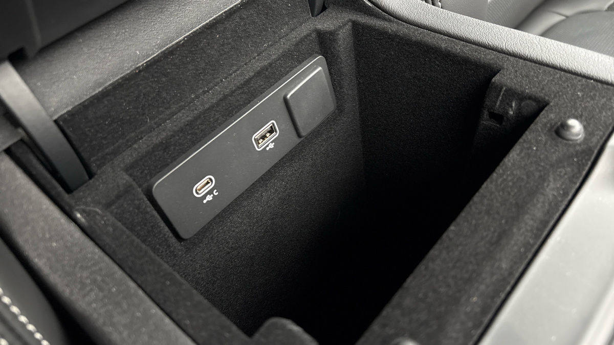 Jaguar F-PACE Image 31