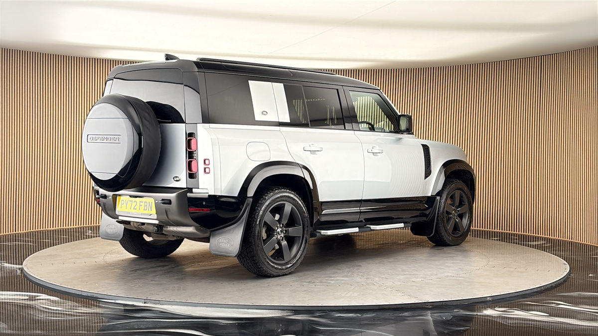 Land Rover Defender 110 Image 21