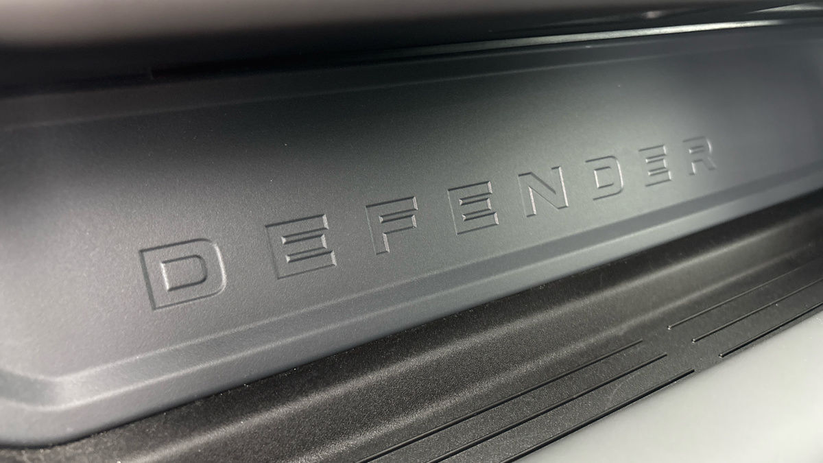 Land Rover Defender 110 Image 6