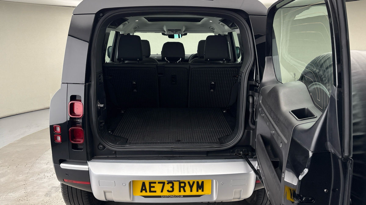 Land Rover Defender 110 Image 11