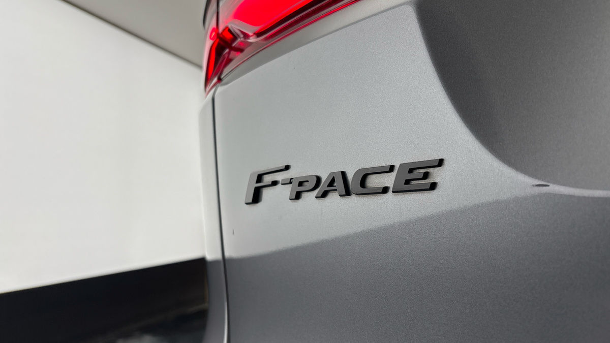 Jaguar F-PACE Image 40