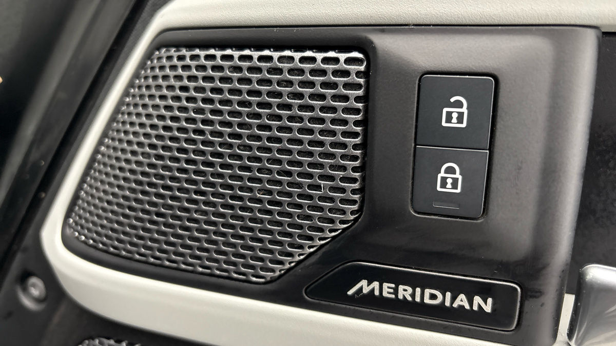 Land Rover Defender 110 Image 25