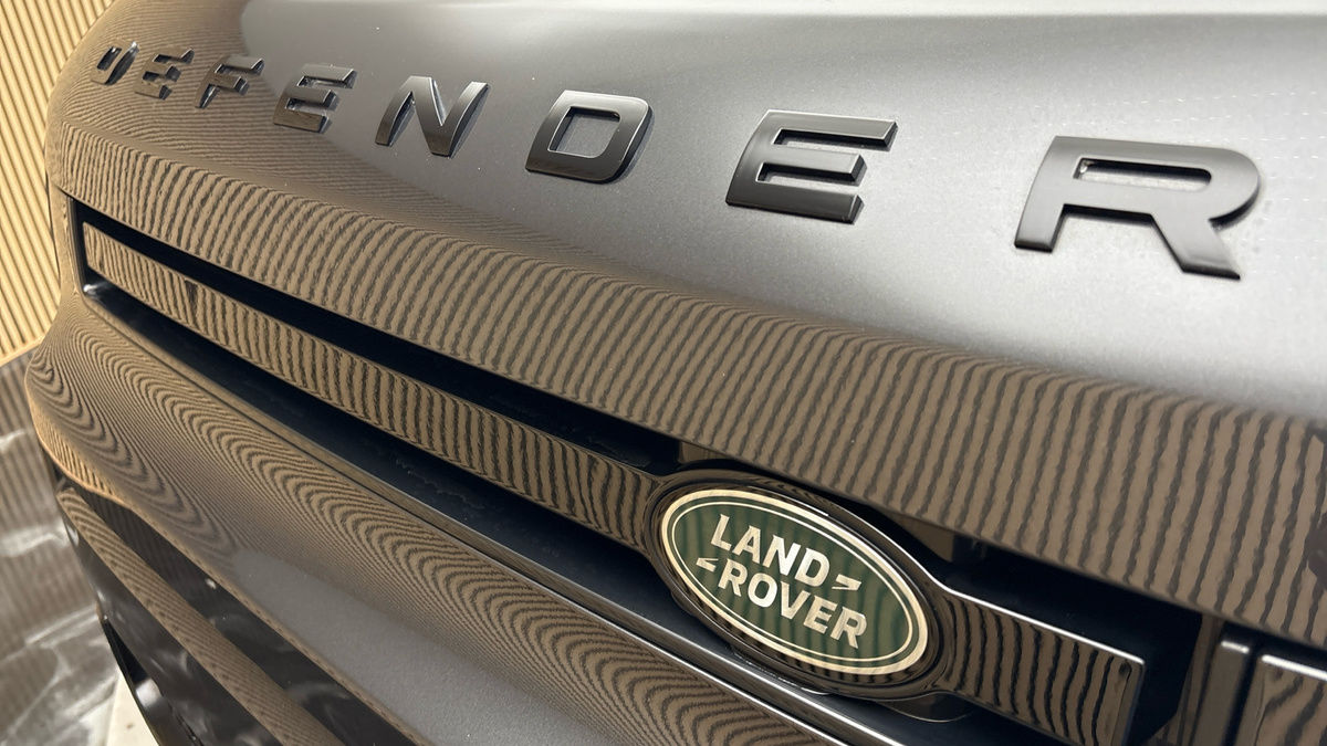 Land Rover Defender 110 Image 24