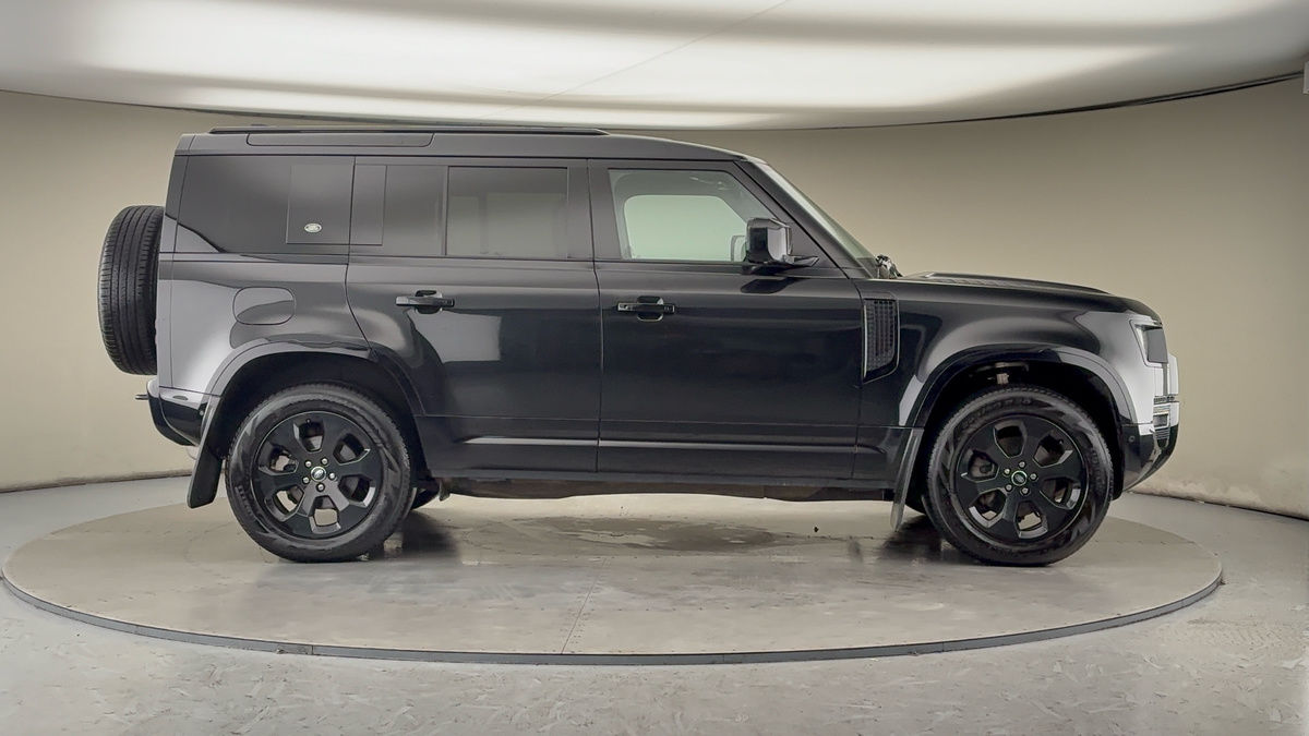 Land Rover Defender 110 Image 16