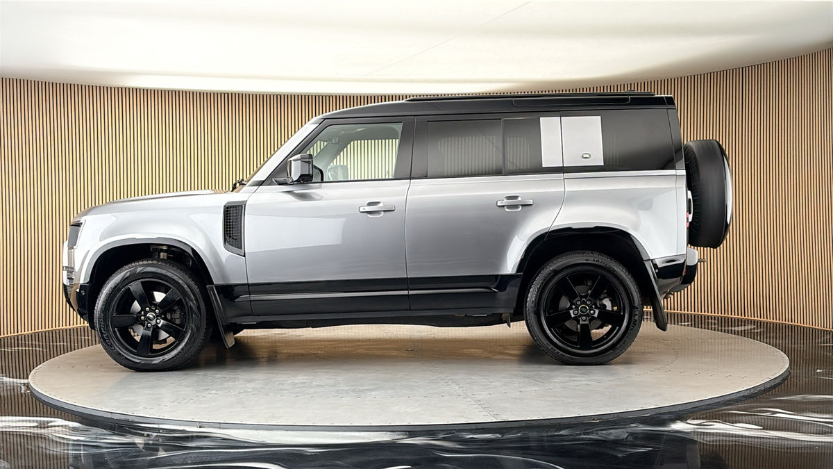 Land Rover Defender 110 Image 15