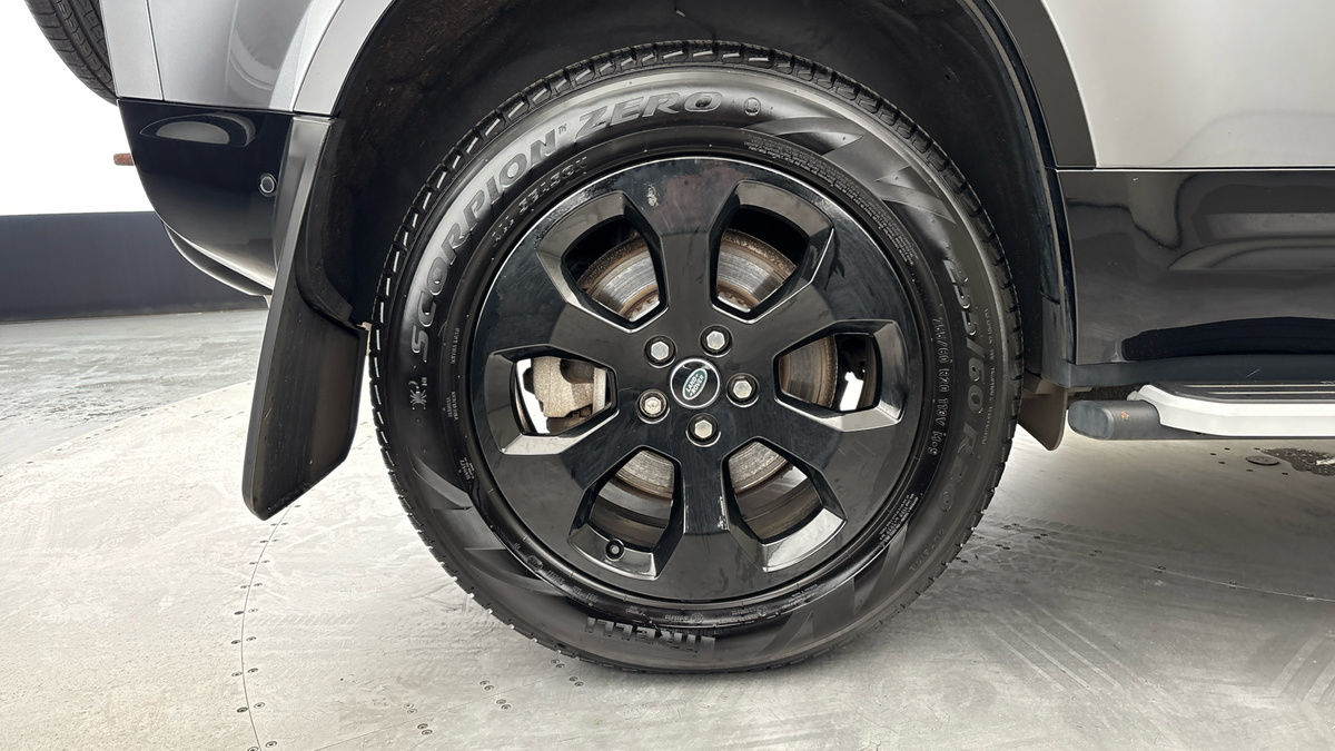 Land Rover Defender 110 Image 10