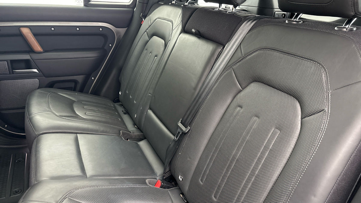 Land Rover Defender 110 Image 8