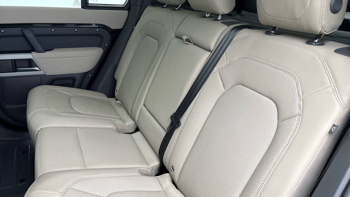 Land Rover Defender 110 Image 8