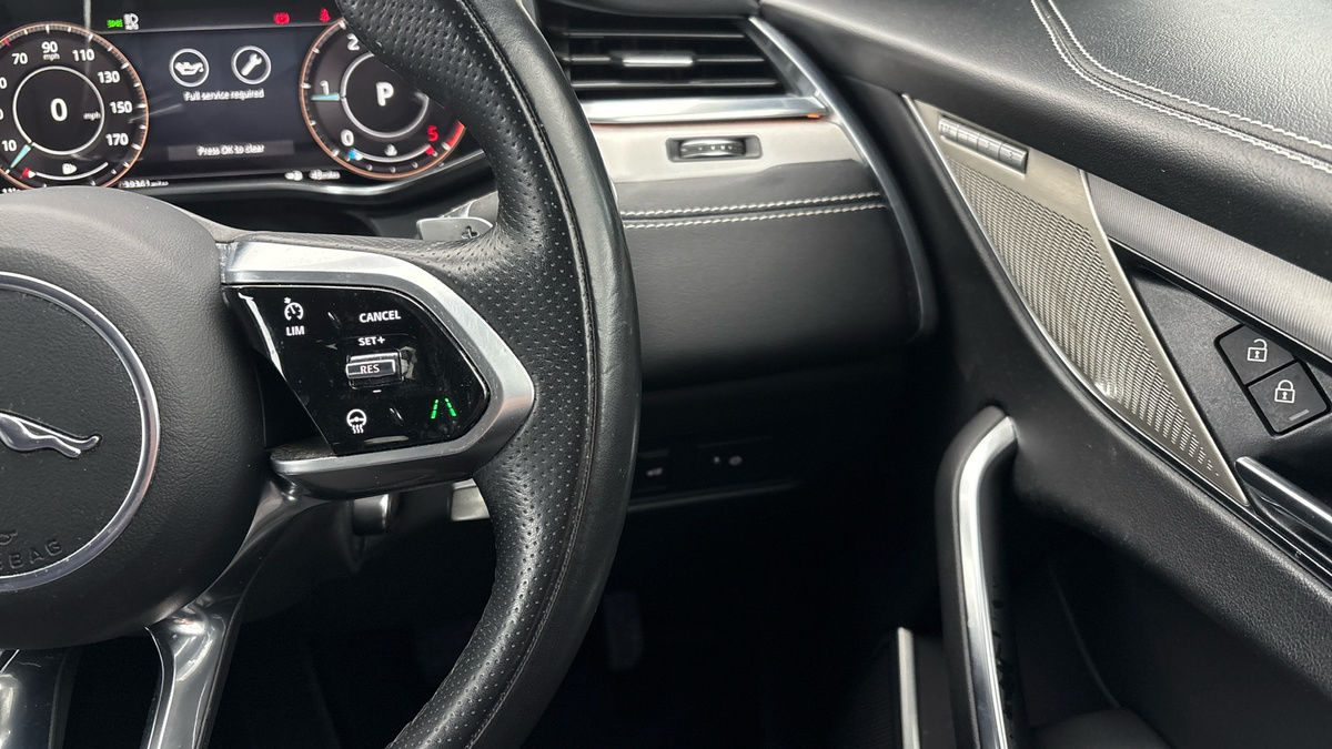 Jaguar F-PACE Image 14