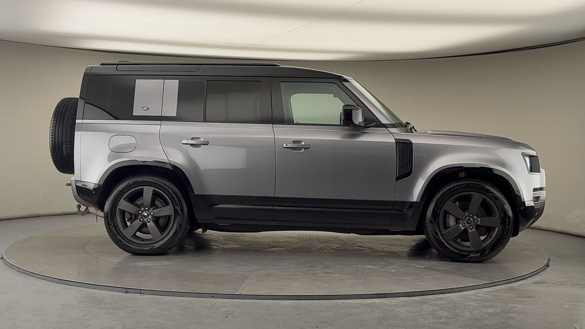 Land Rover Defender 110 Image 16