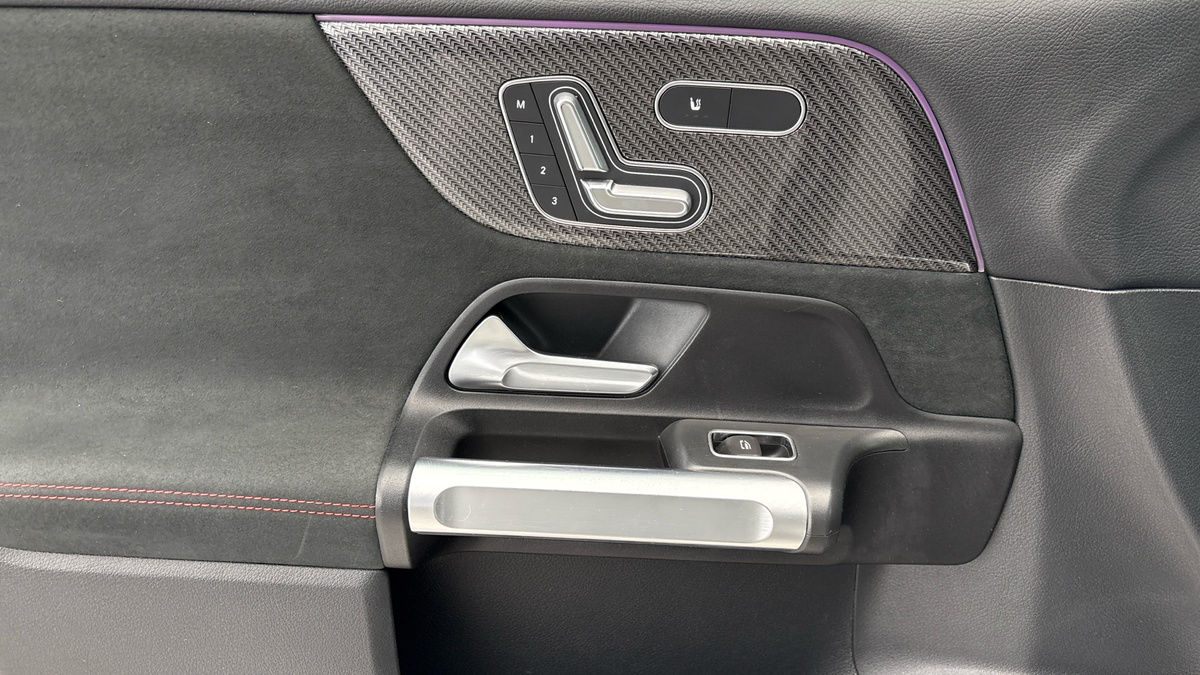 Mercedes-Benz GLB Image 19