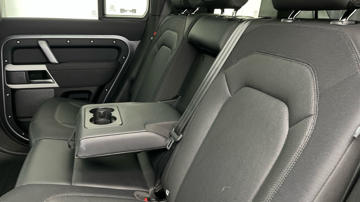 Land Rover Defender 110 Image 9