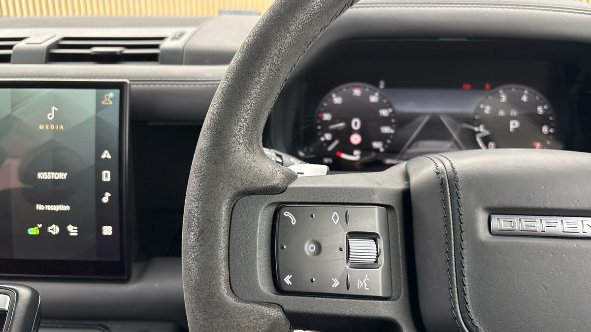 Land Rover Defender 110 Image 13