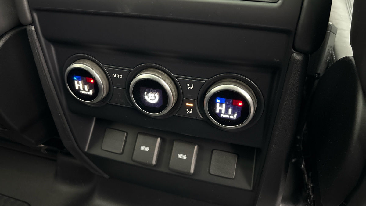 Land Rover Defender 110 Image 29