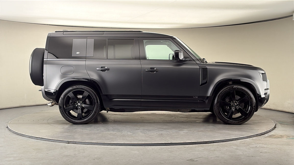 Land Rover Defender 110 Image 16