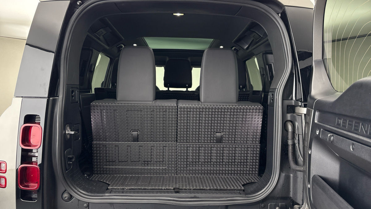 Land Rover Defender 110 Image 11