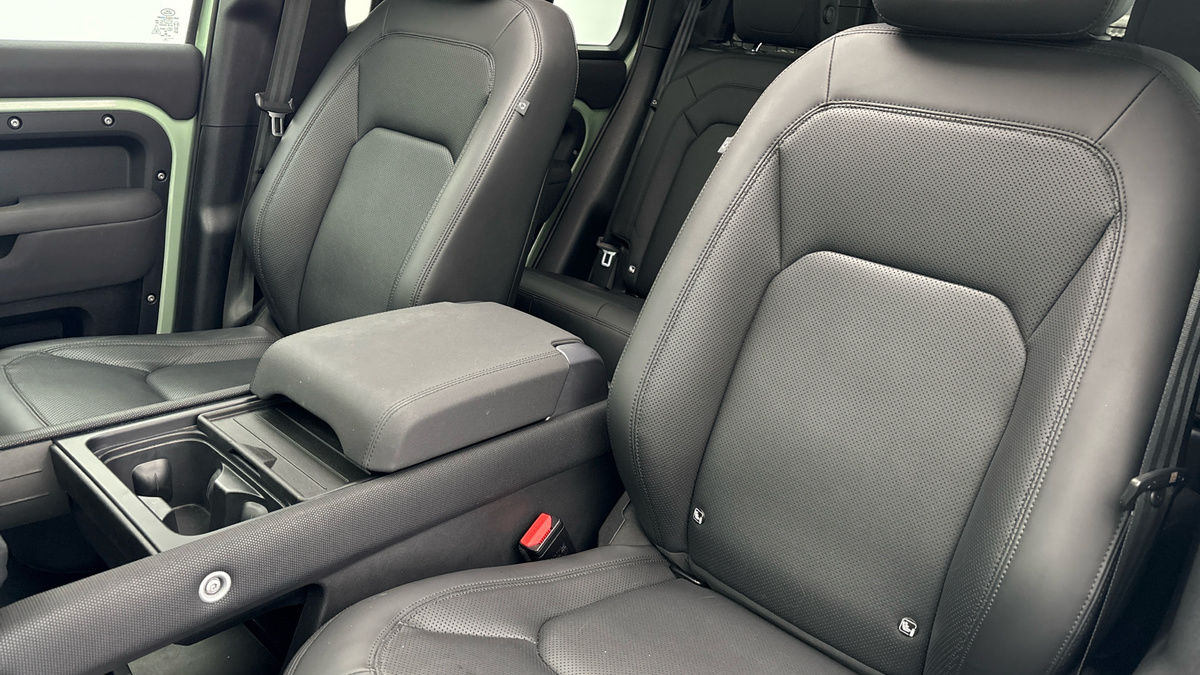 Land Rover Defender 110 Image 7