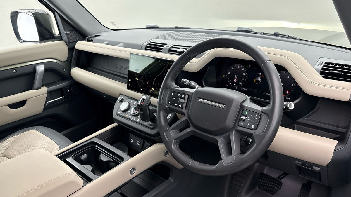 Land Rover Defender 110 Image 5