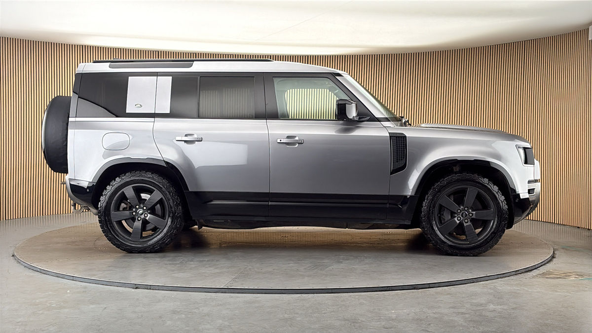 Land Rover Defender 110 Image 16
