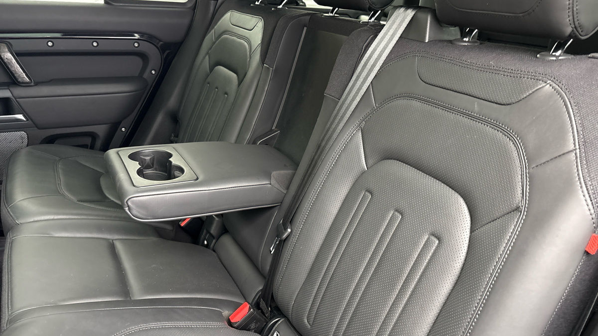 Land Rover Defender 110 Image 9