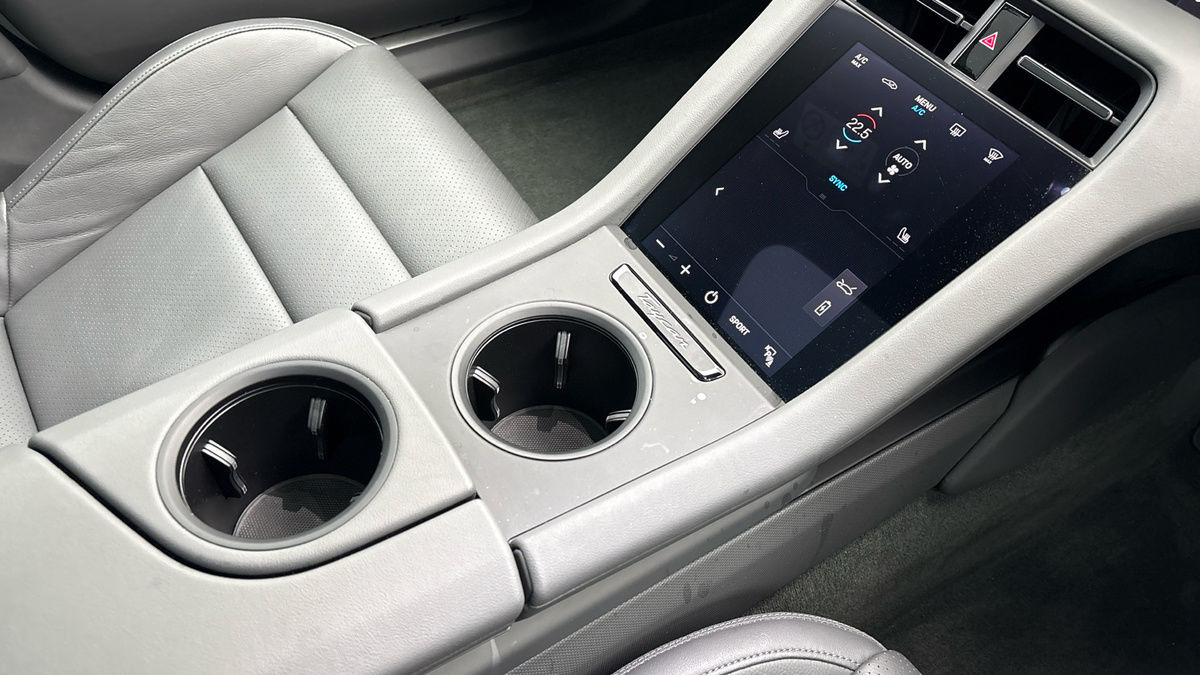 Porsche Taycan Image 18