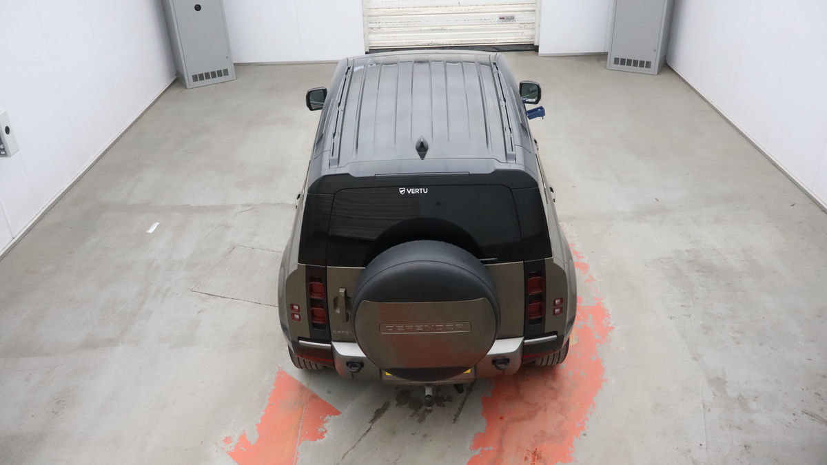 Land Rover Defender 110 Image 8